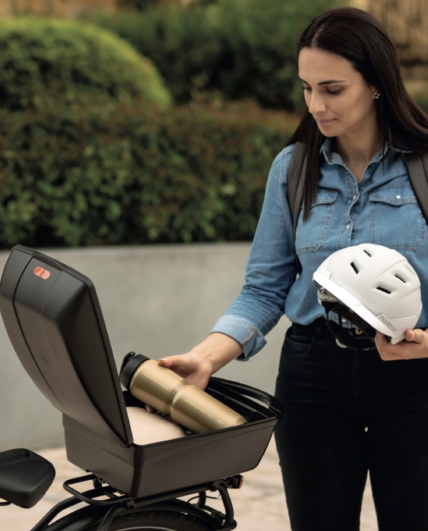 Bagageboks til cykel åbnes – praktisk opbevaring til hverdag, pendling og elcykel